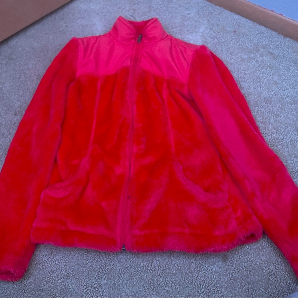 I’m selling a jacket that was worn a couple times but is in good condition!